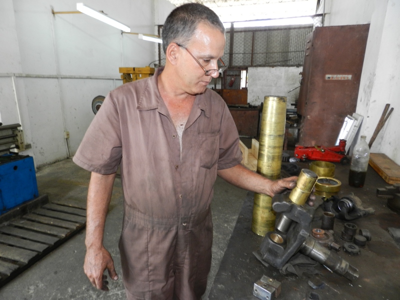 Hugo muestra como moldea los casquillos para poder reparar el sistema de dirección de las Yutong. Foto: Lázaro David Najarro Pujol, PL