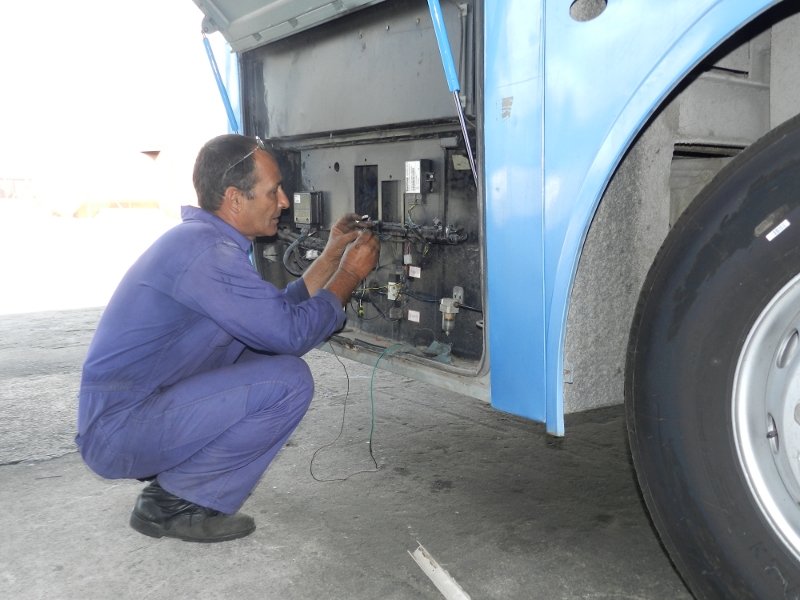 La “ayuda” de los mecánicos y choferes contribuye a que sigan rodando en la carretera los ómnibus (Guía de foto: foto 2 innovador yutong cmg)