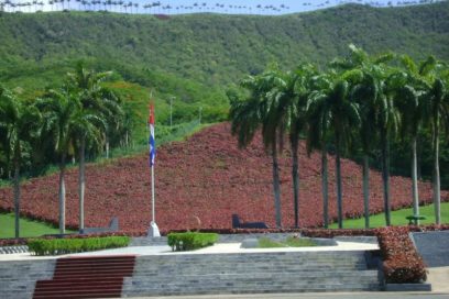 Ofrendas de Fidel y Raúl a mártires del Segundo Frente