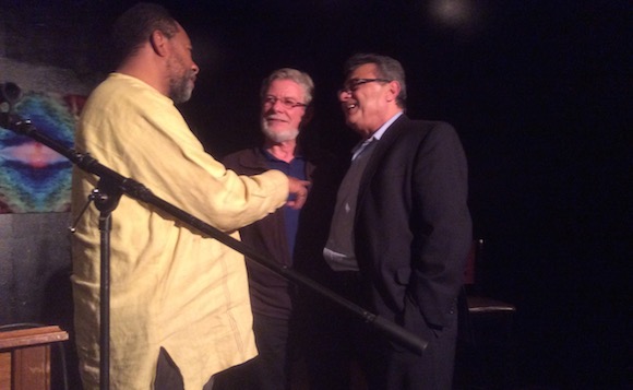 De izquierda a derecha, James Earley, Robert Guild y Armando García en “Busboys and Poets”, en la noche de este lunes.