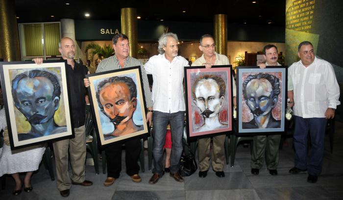 Erasmo Lazcano López, vicepresidente primero de la Sociedad Cultural José Martí, entregó obras del artista plástico Kamyl Boullaudy a Gerardo, Ramón, Antonio y Fernando. Foto: Alberto Borrego