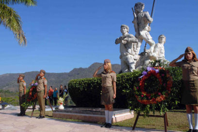 Ofrendas florales de Fidel y Raúl en Mausoleo de Tercer Frente