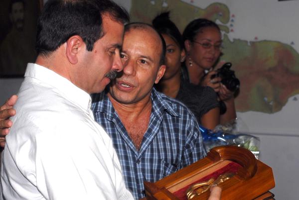 CUBA-HOLGUÍN-RECIBE FERNANDO GONZÁLEZ LLORT EL ALDABÓN DE LA PERIQUERA