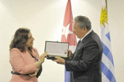 Recibe Raúl Castro Llave de la Ciudad de Montevideo
