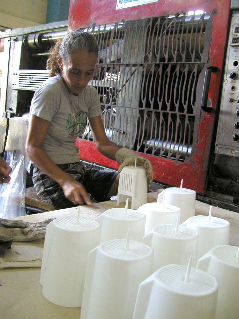 En la Inpud se reclama la llegada a tiempo de la materia prima, buscar producciones alternativas y revisar los índices de algunos indicadores como el salario. | foto: Agustín Borrego