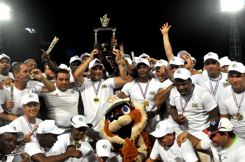 Equipo de Ciego de Ávila, campeón de la 54 Serie Nacional de Béisbol. Foto: José Raúl Rodríguez Robled