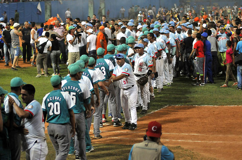 Un estrechón de manos entre los dos equipos finalistas, Ciego de Ávila e Isla de la Juventud. Foto: José Raúl Rodríguez Robleda