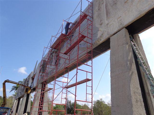 05Primero 1-Restauración del friso escultórico de la plaza Calixto García, de Holguín.