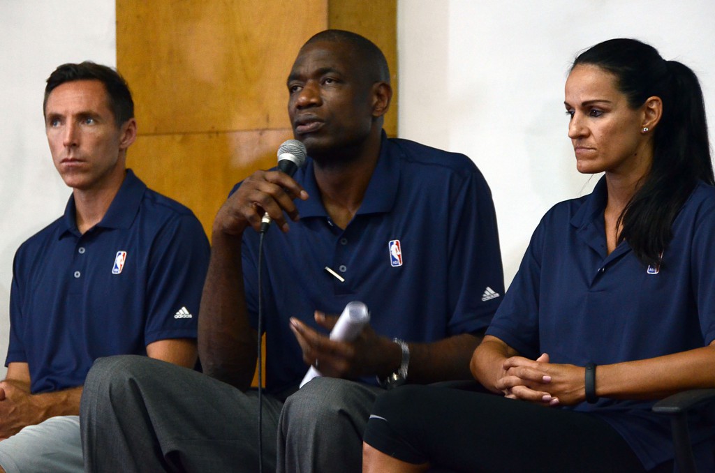 De derecha a izquierda, en la conferencia de prensa, Steve Nash, Dikembe Mutombo y Ticha. Foto: Joaquín Hernández.