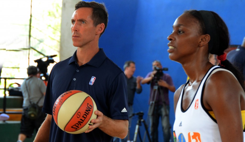 Steve Nash, a la izquierda, fue una de las leyendas que este fin de semana prestigiaron las acciones de la NBA en La Habana. Foto: Joaquín Hernández.