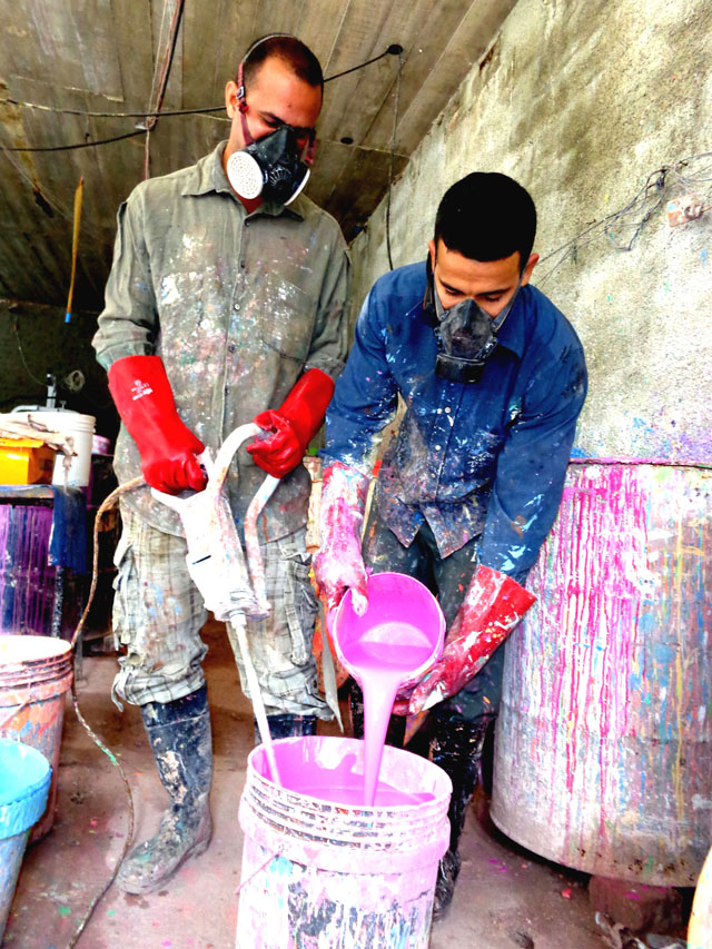 Producen pintura de múltiples colores con gran demanda por su calidad.