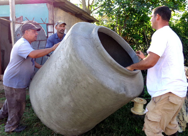 A partir de desechos fabriles hacen tanques de asbesto cemento para almacenar agua.