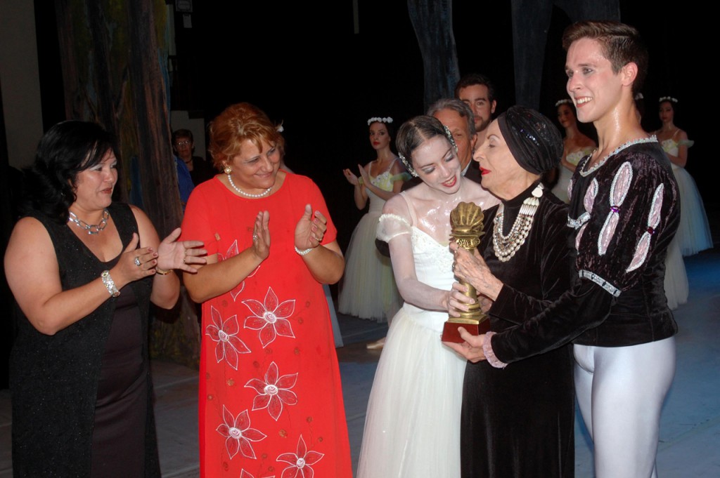 La Perla de la Ciudad, principal distinción que otorga la provincia de Cienfuegos, fue conferida a Alicia Alonso, en la presentación sabatina del Ballet Nacional de Cuba en el teatro Tomás Terry. Fotos: Modesto Gutiérrez, AIN.
