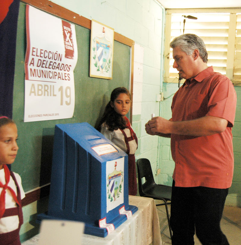 Díaz-Canel destacó cómo desde horas tempranas en la mañana la población ya acudía a realizar ese gesto de democracia participativa. Foto: César A. Rodriguez.