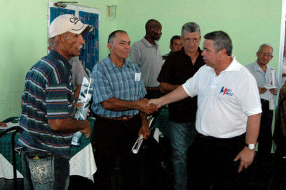 Recibe Ulises Guilarte a trabajadores con méritos relevantes