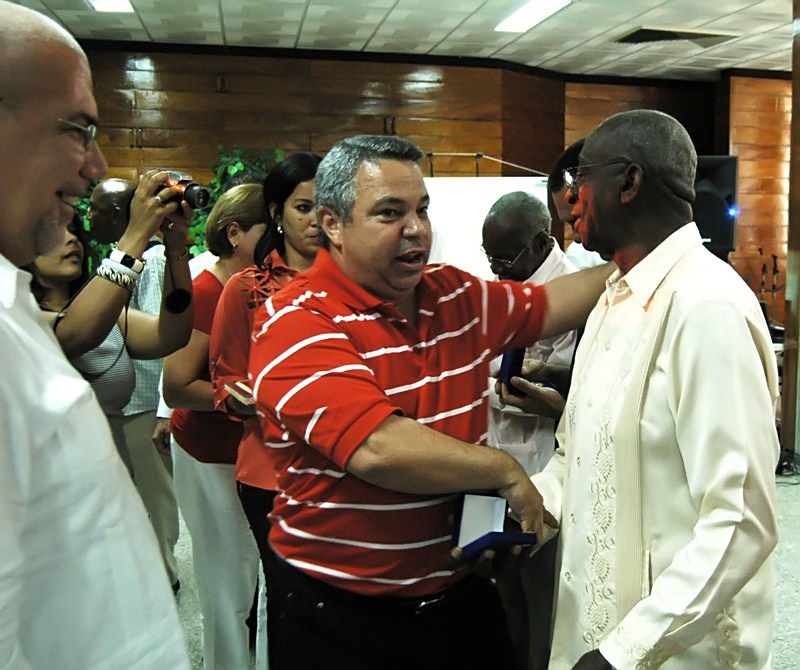 Ulises Guilarte hace entrega del Sello 75 Aniversario de la CTC a Alcides Sagarra. Foto: César A. Rodríguez.