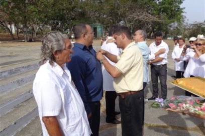 Condecoran a trabajadores destacados en Holguín