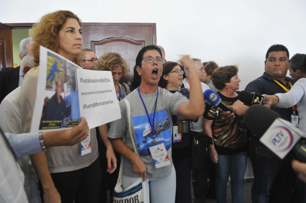 A pesar de las reiteradas alertas de la delegación cubana a los organizadores de la Cumbre de las Américas acerca de la manipulación de que ha sido víctima el Foro de la Sociedad Civil, el asunto no fue resuelto a tiempo y resultó en una enérgica protesta a la entrada del evento en el hotel El Panamá. Foto: Juvenal Balán 