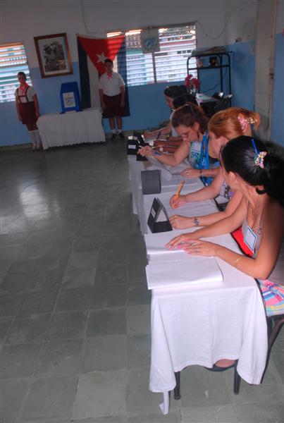 El presidente del colegio podrá cerrarlo antes de las seis de la tarde siempre que hayan concurrido el ciento por ciento de sus electores. (Fotos: Reydel Gallo)