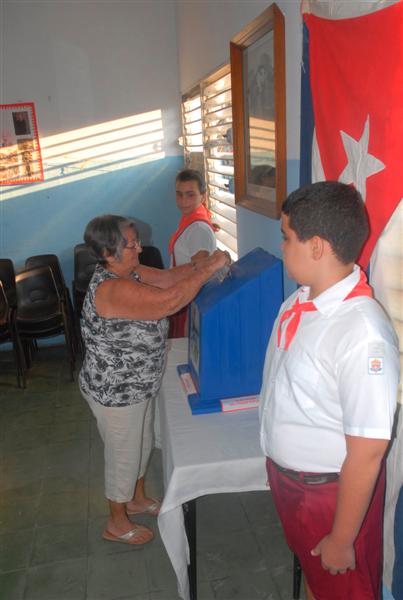 Los pioneros custodian las urnas.