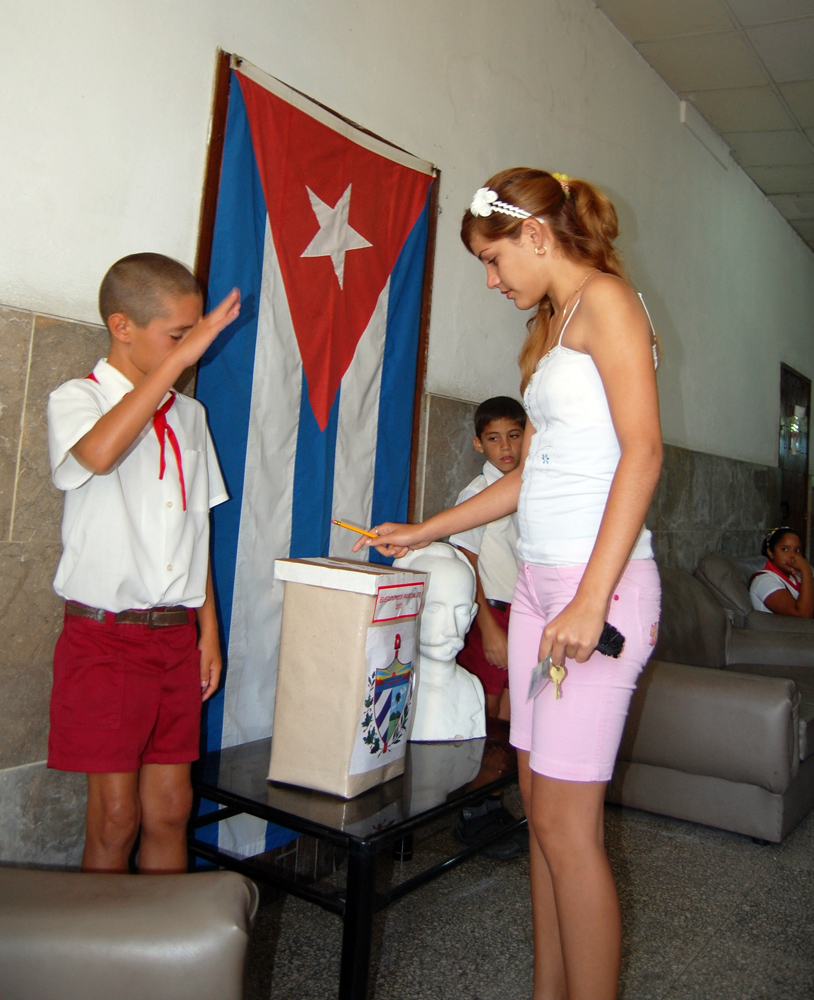 Los jóvenes están presentes en las elecciones parciales de hoy. Foto: Del autor.
