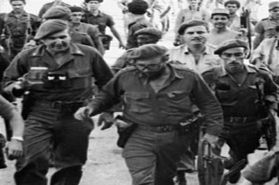 El Comandante en Jefe Fidel Castro Ruz, junto al entonces capitán José Ramón Fernández, y otros combatientes, en el escenario de la batalla. Foto: Archivo.