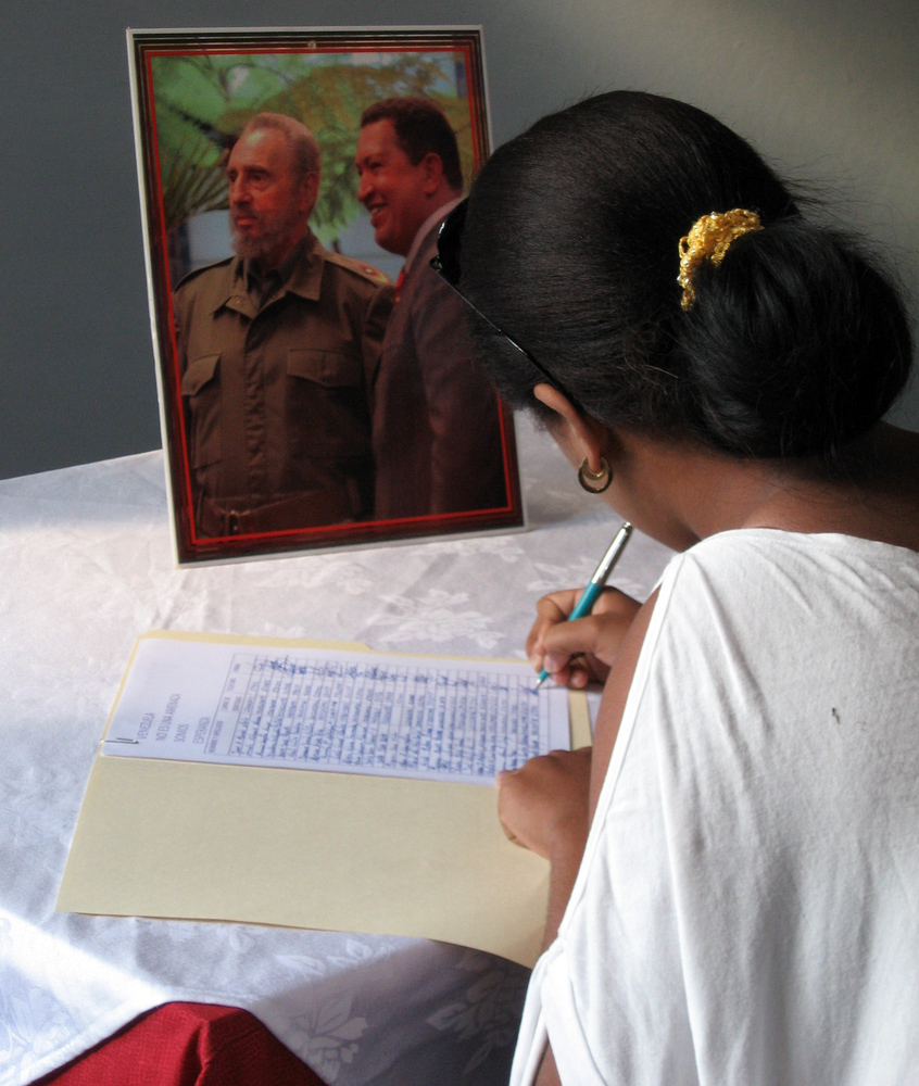 Trabajadores de la Asamblea Municipal del Poder Popular estamparon sus firmas. Foto: Del autor
