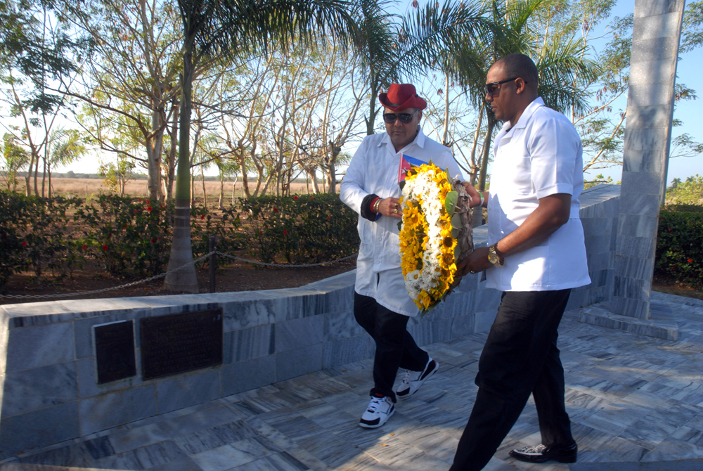 Colaboradores cienfuegueros depositan una ofrenda floral en el monumento al brigadier Henry Reeve, “El Inglesito”, nombre que lleva el Contingente Internacional de Médicos Especializados en Situaciones de Desastres y Graves Epidemias. Fotos: Modesto Gutiérrez, AIN.