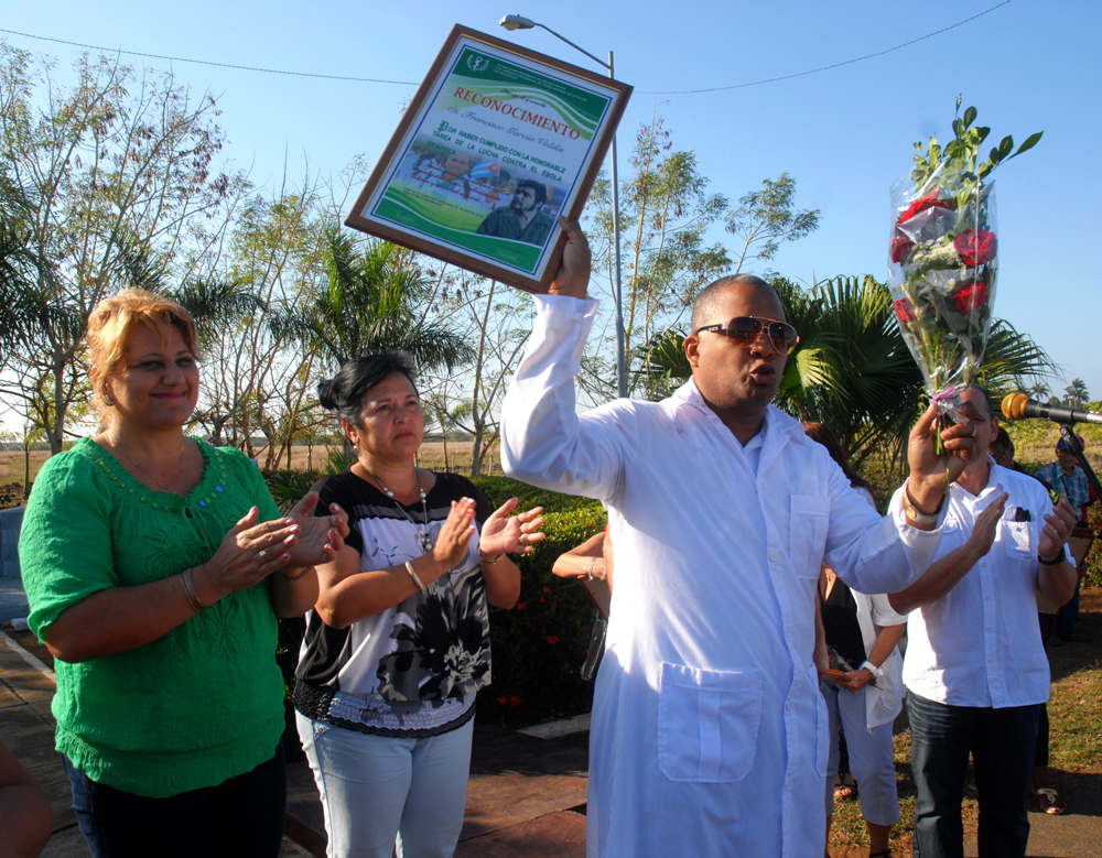 Recibimiento a parte del personal médico cienfueguero que comba