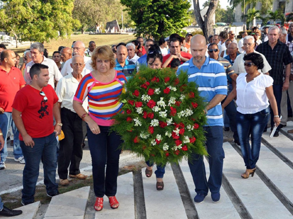 Junto con las principales autoridades del Partido Comunista de Cuba y el Poder Popular (Gobierno) en Cienfuegos, Gerardo Hernández depositó una ofrenda floral en el panteón de los mártires. Foto: Efraín Cedeño.