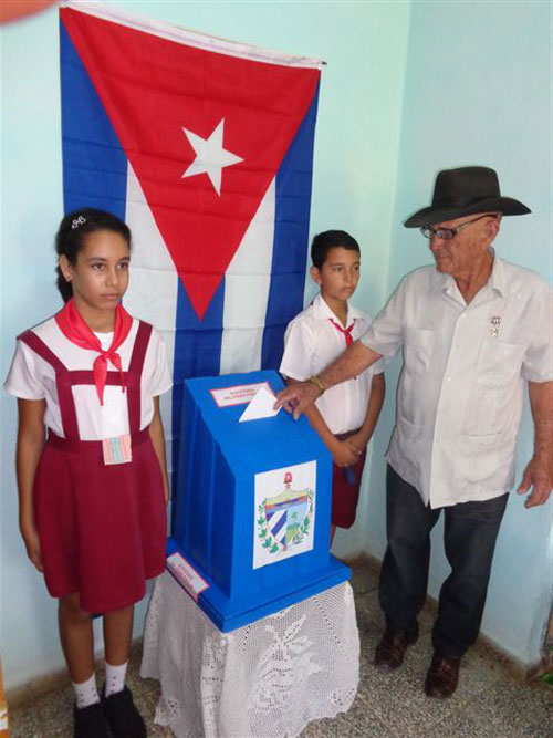 Gelasio Hidalgo, ejerce su derecho al voto en Holguín. Foto: Del autor