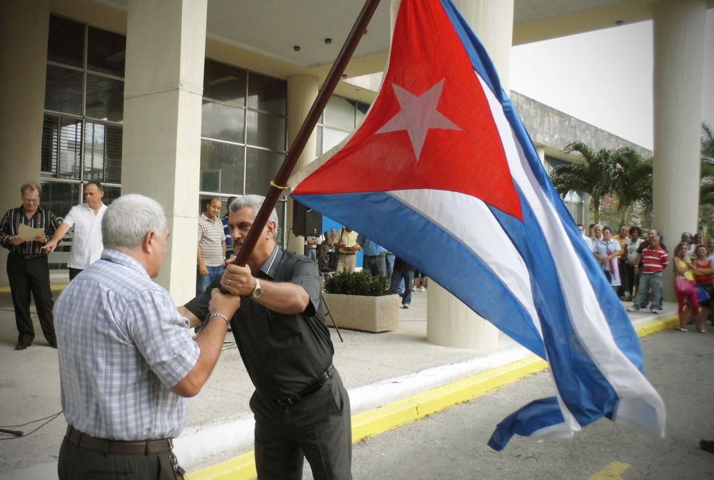 El ministro del Transporte (a la derecha) abanderó a la brigada que reparará ómnibus para el servicio a la población. Foto Heriberto González Brito