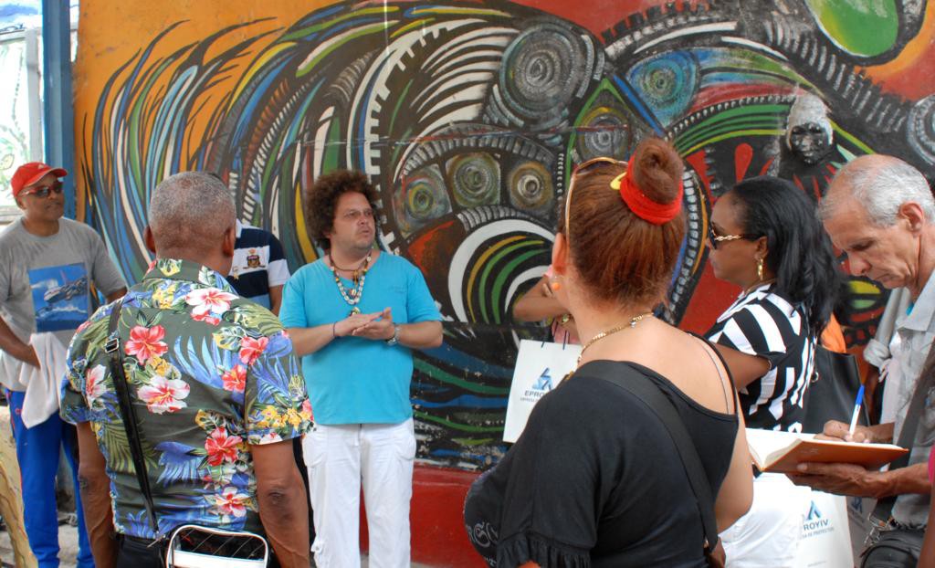 Un acercamiento a la cultura afrocubana a través de pinturas murales y la rumba como protagonista resultó la estancia  en   el  Callejón de Hamel. Foto: Heriberto González Brito