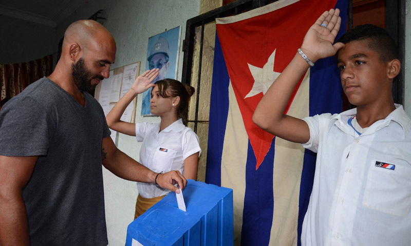 Votamos porque queremos a Cuba, afirmó Yunier Valderrama Martínez, trabajador por cuenta propia, quien agrega que este 19 de abril debe ser recordado siempre con orgullo y respeto por los caídos para que tuviésemos un futuro mejor. Foto: Joaquín Hernández Mena