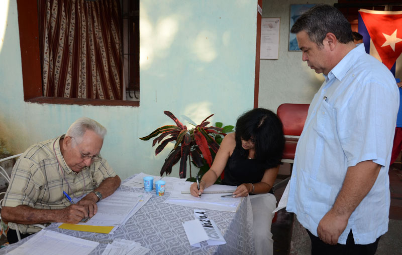 Ante la mesa electoral, Ulises Guilarte De Nacimiento, secretario general de la Central de Trabajadores de Cuba, se apresta a ejercer su voto. Foto: Joaquín Hernández Mena