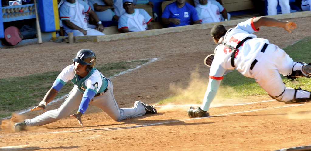 Jugada que empató el partido entre Isla de la Juventud y Ciego de Ávila, en la tercera entrada del segundo juego de la gran final de la pelota cubana. Foto: José Raúl Rodríguez Robleda