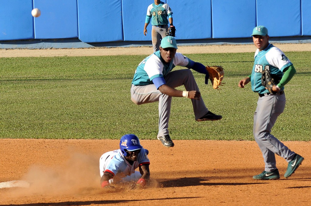 Alfredo Rodríguez ha estado brillante a la defensa del campo corto por la Isla de la juventud. Foto: josé Raúl Rodríguez Robleda