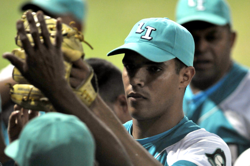 Héctor Mendoza festeja con sus compañeros el triunfo de su equipo en el sexto juego del play off. Foto: José Raúl Rodríguez Robleda