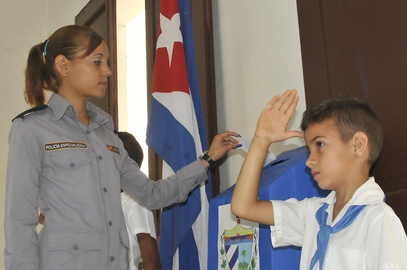 La primer suboficial Deymaris Domínguez Torres, del municipio de Baracoa, ejerció su derecho al voto en la circunscripción especial radicada en la Academia de Policía Mártires de Tarará.