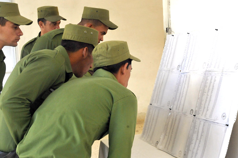 Los combatientes de la circunscripción especial de la Academia de Policía Mártires de Tarará comprueban su inclusión en la lista oficial de electores.
