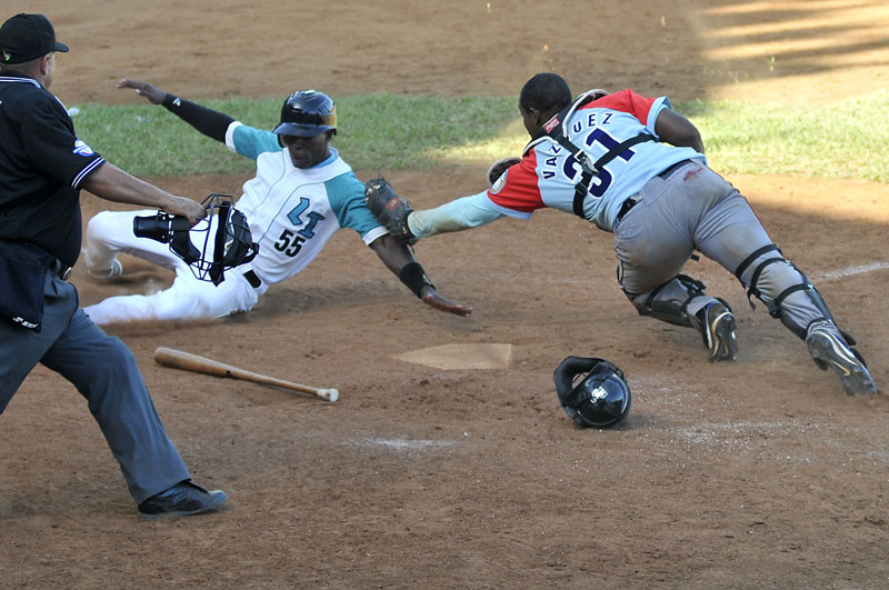 Jugada en home con la que cerró el cuarto partido de la final entre Ciego de Ávila e Isla de la Juventud. foto: José Raúl Rodríguez Robleda