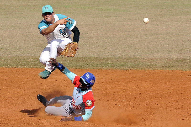 Otra vez la defensa pinera reservó buenas jugadas frente a los tigres avileños. foto: José Raúl Rodríguez Robleda