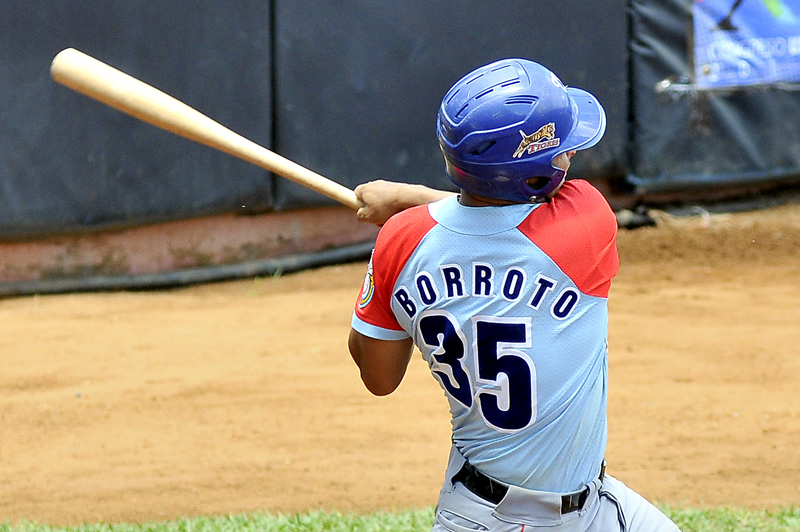 Yorbis Borroto, jonronero de Ciego de Ávila en el quinto juego contra los Piratas de Isla de la Juventud. Foto: José Raúl Rodríguez Robleda