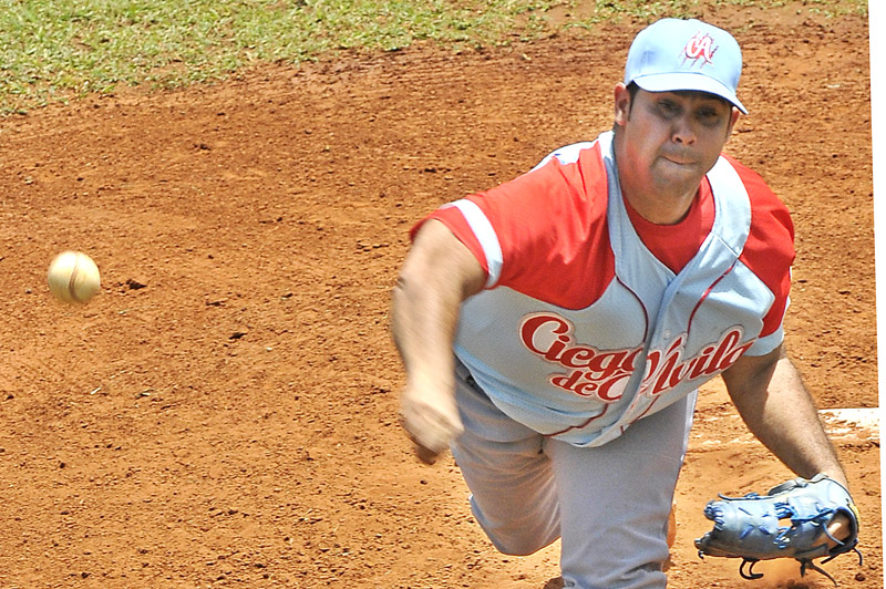 Ismel Jiménez se llevó el éxito y llegó a 14 en esta temporada del béisbol cubano. foto: José Raúl Rodríguez Robleda