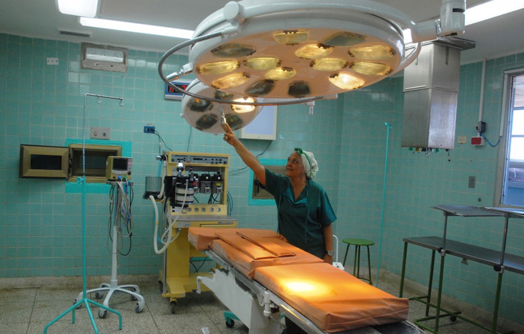 Cuatro mesas de operaciones, como la que aparece en la foto, han sido reparadas totalmente por aniristas de la empresa Oleohidráulica y del propio hospital.
