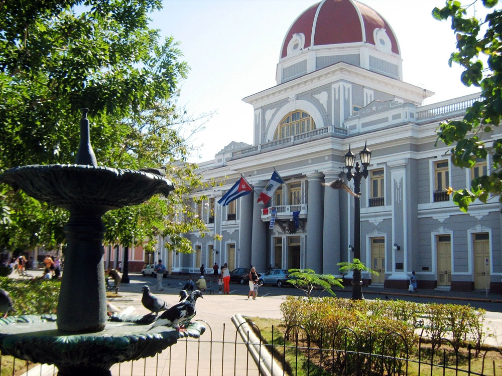 Frente a este edificio, entonces sede del Gobierno Municipal, se efectuó el desfile del Primero de Mayo de 1959 en Cienfuegos. Foto: Ramón Barreras Ferrán