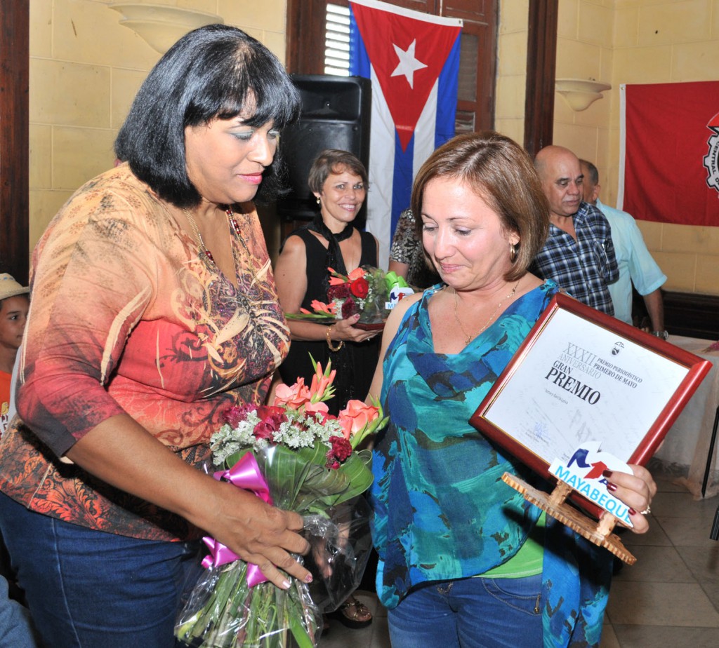Ermela García le entrega el Gran Premio a Ismary Barcia, de Perlavisión. Foto: Cárlos Canovas