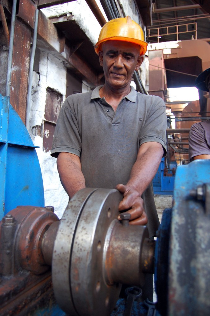 José Pérez Sarduy es mecánico del área de generación de vapor del central 14 de Julio, de Cienfuegos. Foto: Del autor