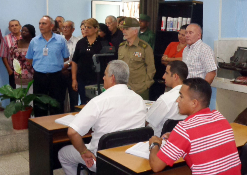 El Comandante de la Revolución Ramiro Valdés apreció un aula dedicada al estudio de la soldadura en el Centro Nacional de Certificación Industrial y dialogó con los trabajadores—alumnos. Foto: Barreras Ferrán.