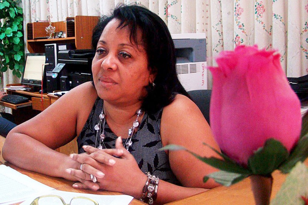 Regla María Águila Hernández, funcionaria del Departamento de Organización de la Central de Trabajadores de Cuba (CTC), tiene una amplia experiencia en la capacitación de los cuadros sindicales. Es Licenciada en Educación, en la especialidad de Historia y Ciencias Sociales; Máster en Ciencia Política, y acumula más de 30 años en la docencia. Ha sido profesora de Economía, metodóloga nacional,  subdirectora docente y directora de lo que fue la escuela nacional de cuadros sindicales Lázaro Peña. Por todo ello, sus consideraciones sobre la preparación y capacitación de quienes dirigen  los diferentes niveles de la CTC y los sindicatos, como está refrendado en uno de los objetivos aprobados en el XX Congreso de esa organización, son muy autorizadas. La integración del sistema de escuelas políticas precisa a adecuar las acciones para garantizar la capacitación de los dirigentes sindicales. ¿Qué se ha definido al respecto? Esa integración asume la superación, preparación y capacitación de cuadros y dirigentes de las organizaciones políticas y de masas, con el objetivo de brindar un sistema de manera integral, con prioridad en la atención a la reserva en los diferentes niveles y estructuras. Se cuenta con entrenamientos, cursos de actualización y educación postgraduada. La CTC, en su carácter rector, continúa capacitando a los dirigentes sindicales que actúan en las organizaciones de base. El sindicato y la propia práctica son las primeras escuelas, unida a la capacitación básica.  También existe la preparación especializada en correspondencia con las exigencias y las problemáticas del trabajo en determinados sectores, ramas o colectivos laborales, por lo que se imparten conferencias de actualización de contenidos sindicales y se realizan seminarios, talleres, clases prácticas para propiciar el manejo de las normas jurídicas y un conjunto de tareas que fortalecen y complementan las actividades a ejecutar en la relación teoría-práctica. La CTC ha definido que la capacitación de los dirigentes sindicales de base debe ser de forma sistemática y sistémica, en interrelación con otras acciones que contribuyan a lograr un mejor desempeño de la labor.  El informe presentado en la Comisión número 1 del XX Congreso de la CTC al referirse al tema afirma: “La mayor deficiencia (…) está localizada en la instancia municipal de los sindicatos, donde no existe plena conciencia de la importancia de la tarea, y por tanto, no logran convertirla en una prioridad”. ¿Qué consideraciones puede hacer al respecto? Los organismos de dirección municipales, a partir del proceso orgánico realizado, renovaron un número importante de cuadros sindicales. Esa situación exige que nos concentremos en la preparación, teniendo en cuenta las carencias de la formación y el sentido de pertenencia, entre otros elementos de influencia. En las estructuras municipales el estilo de trabajo es muy operativo. Los cuadros, en ocasiones, se dispersan en muchas tareas no esenciales, dada la poca experiencia, y aunque reconocen la importancia de la preparación, no la priorizan. Esto nos exige identificar las necesidades a través de un diagnóstico. Se ha planteado que cada sindicato debe darle la mayor prioridad a esa tarea. ¿Cómo deben laborar y qué hacer en ese sentido? Para poder concebir una tarea como prioridad lo primero a tener en cuenta son los conceptos claros sobre lo que se quiere hacer y cómo realizarlo, proyectarla en un sistema, organizarla, instrumentarla, controlarla y evaluar sus resultados. Para eso es necesario conocer a las personas, los objetivos de trabajo de la organización y las particularidades del contexto donde actúan, teniendo como método esencial la vinculación con los trabajadores. En los espacios, escenarios y vías que tiene el sindicato para realizar la labor de capacitación tiene que dar la mayor validez al proceso de capacitación. Los dirigentes deben sentirse motivados por prepararse.  ¿Cuáles son las directrices principales que se han definido para hacer de la capacitación una fortaleza del movimiento sindical? Está ante todo, la autopreparación. Es un factor clave. Además, la disciplina, la planificación, su proyección y control; el trabajo con prioridades; la responsabilidad y la laboriosidad. Las secciones sindicales cuentan con los documentos rectores: los Estatutos de la CTC, los objetivos de trabajo aprobados en el XX Congreso y las orientaciones, indicaciones y reglamentos. La tarea de capacitar se define y se controla a través de una estrategia que es analizada y aprobada en el Secretariado ejecutivo nacional de la CTC. También se ha señalado que deben aprovecharse todos los espacios posibles para favorecer la preparación de los dirigentes. En su opinión, ¿qué puede realizarse para materializar ese propósito? Existen dos direcciones principales: la preparación integral de los cuadros profesionales y la capacitación básica de los dirigentes de la base. Se debe identificar y desarrollar con prontitud dónde están las principales carencias en la actuación de los cuadros sindicales para dirigir posteriormente las acciones. La capacitación a quienes dirigen en la base se centra a su vez en dos direcciones: la básica y la formación especializada. El aula elemental es un eslabón esencial. La vinculación de los cuadros con los dirigentes de base debe ser un ejercicio de capacitación, en el cual se puntualicen los conceptos y analicen de los problemas. Foto: César A. Rodríguez